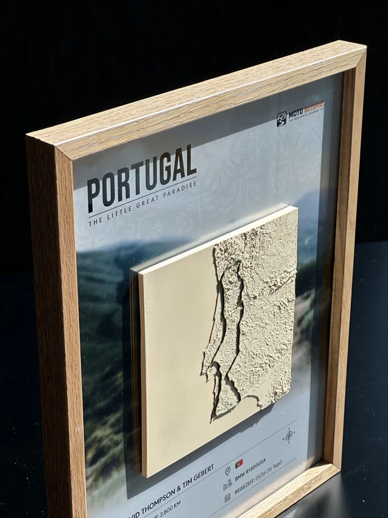 Gerahmte Reliefkarte einer Portugal-Tour, schräg von vorn
