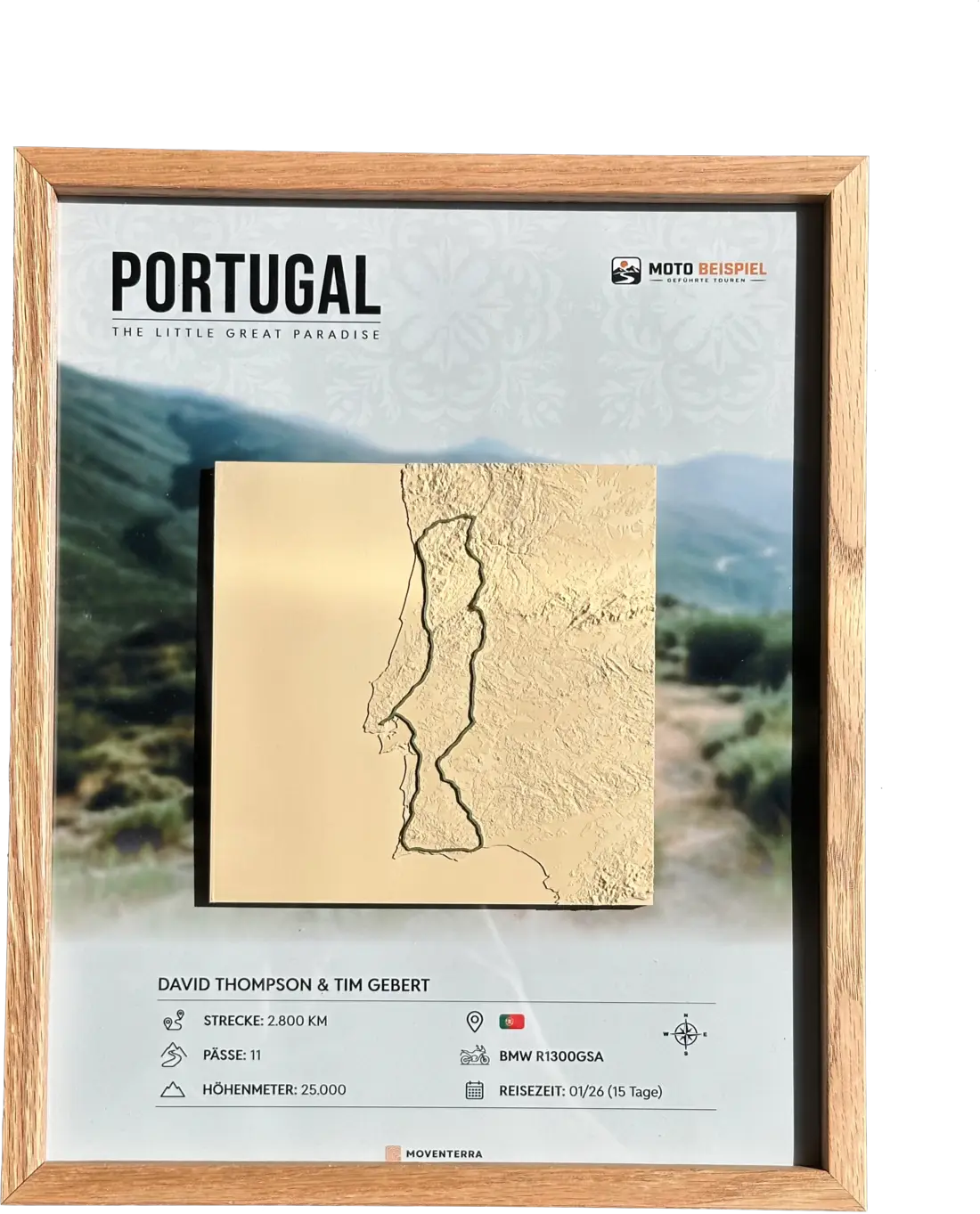 Gerahmtes Erinnerungsstück einer Portugal-Tour: 3D-Reliefkarte mit Tourenpfad, darunter Namen, Strecke, Pässe und Höhenmeter